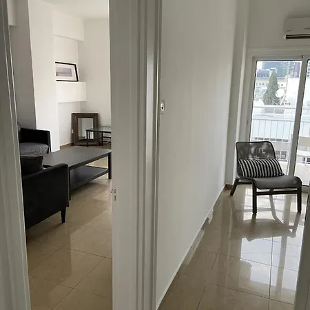2 Bedroom In Center! 9 *